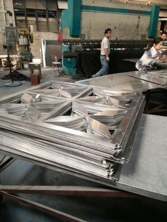 雕花外墻鋁單板車間生產(chǎn)現(xiàn)場(chǎng)