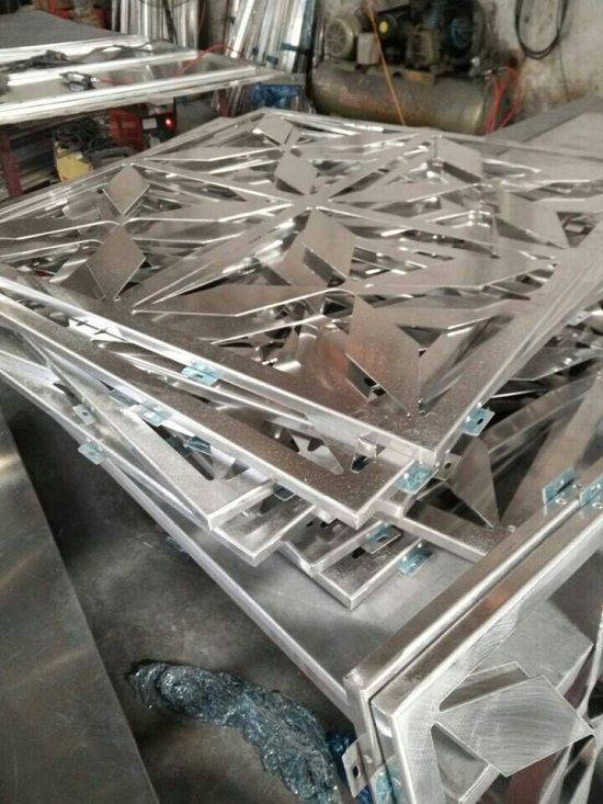 雕花外墻鋁單板車間生產(chǎn)現(xiàn)場(chǎng)