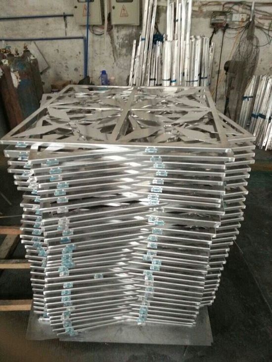 雕花外墻鋁單板車間生產(chǎn)現(xiàn)場(chǎng)